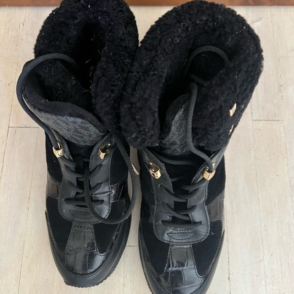 Michael Kors lace up booties with platform and faux fur size 7 - Picture 2 of 4